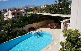 Apartment With A Garden, Bbq, Swimming Pool And Jacuzzi