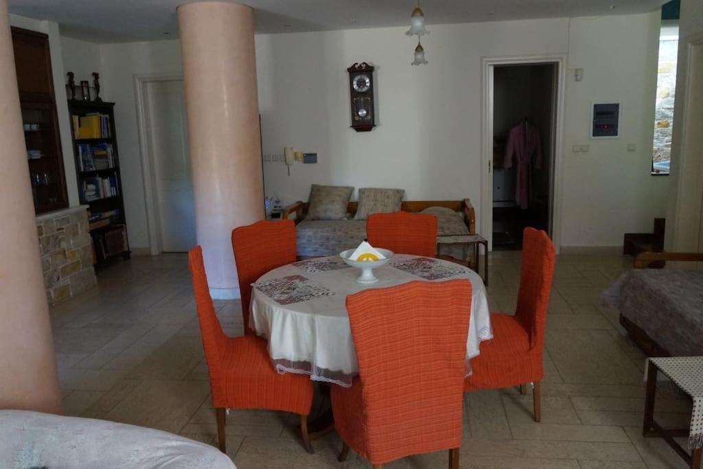 Apartment With A Garden, Bbq, Swimming Pool And Jacuzzi Dhráfi Esterno foto
