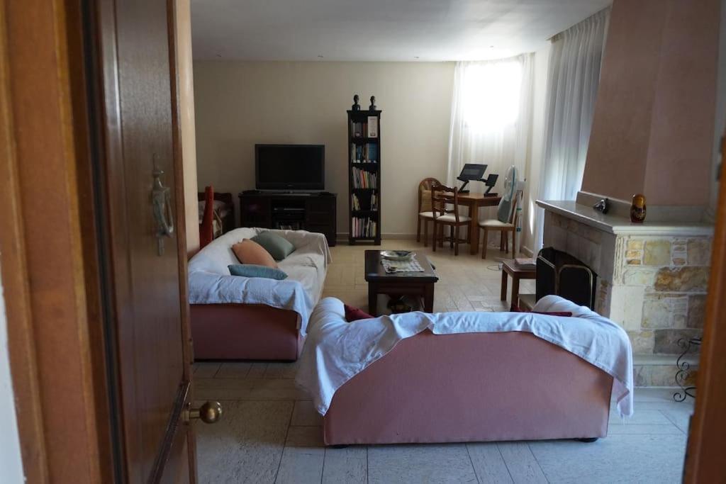 Apartment With A Garden, Bbq, Swimming Pool And Jacuzzi Dhráfi Esterno foto