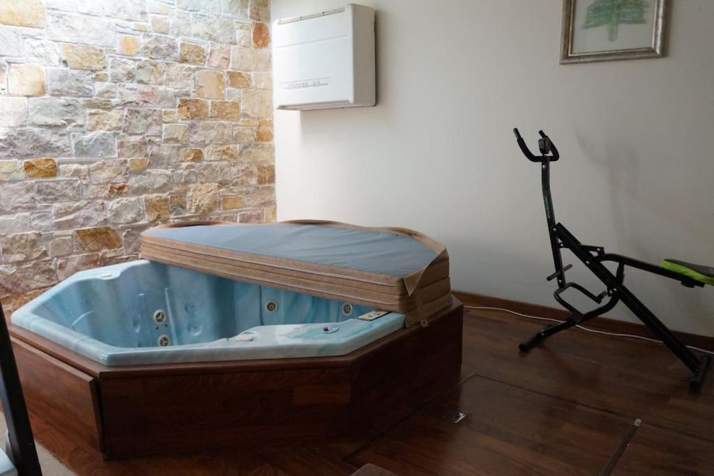 Apartment With A Garden, Bbq, Swimming Pool And Jacuzzi Dhráfi Esterno foto