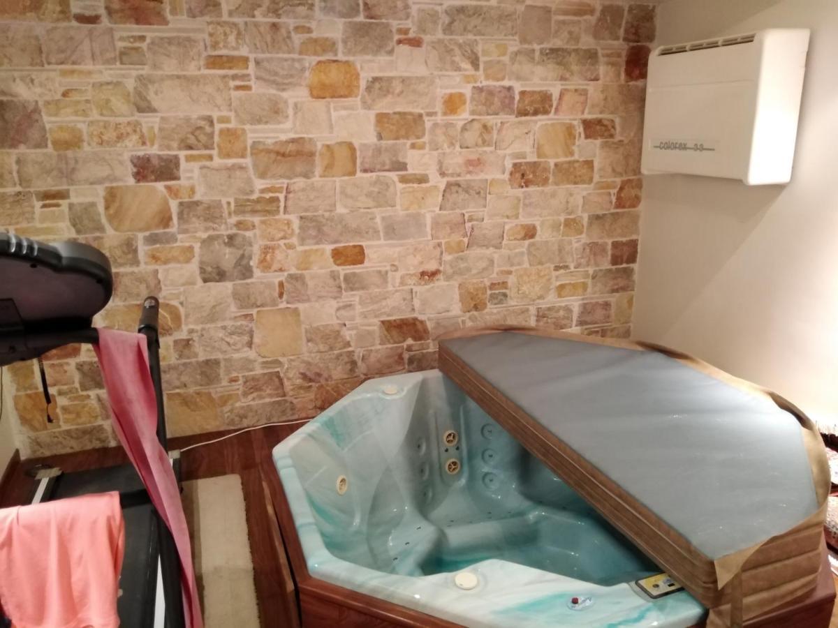 Apartment With A Garden, Bbq, Swimming Pool And Jacuzzi Dhráfi Esterno foto